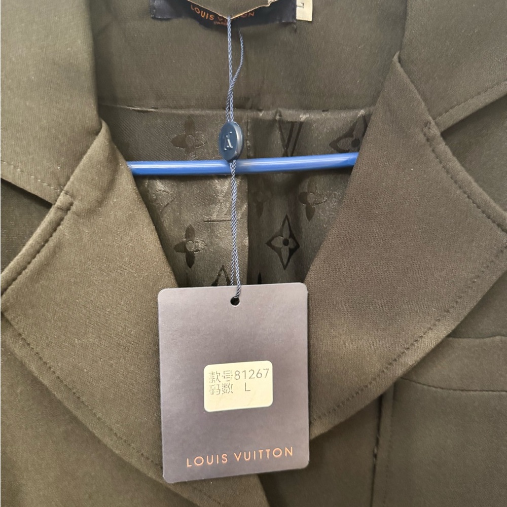LV blazer unsure of authenticity. - Picture 4 of 6